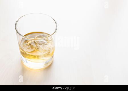 portion whisky sur les rochers en verre sur table pâle avec copyspace Banque D'Images