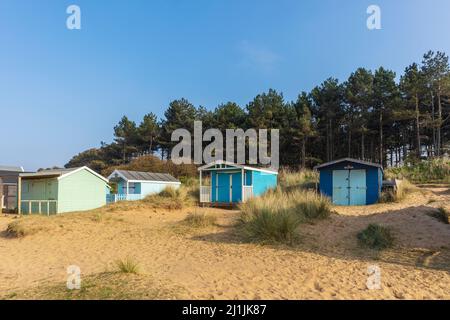 Cabanes de plage à Dunes à Old Hunstanton lors d'un après-midi de marche ensoleillé Banque D'Images