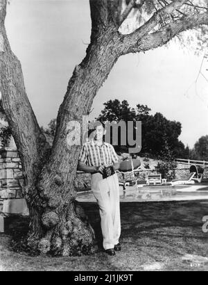 CLARK PIGNON 1947 Candid près de la piscine à son Ranch Home à Encino Californie publicité pour Metro Goldwyn Mayer Banque D'Images