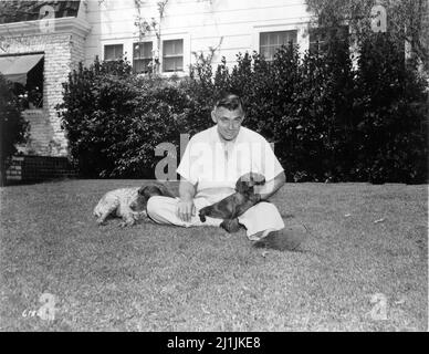 CLARK PIGNON 1947 Candid avec deux de ses chiens à son Ranch Home à Encino Californie publicité pour Metro Goldwyn Mayer Banque D'Images