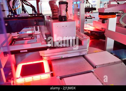 Xian, Chine. 25th mars 2022. (220326) -- XI'AN, 26 mars 2022 (Xinhua) -- photo prise le 25 mars 2022 montre des gaufrettes dans une usine de cellules solaires à silicium monocristallin de Longi Green Energy Technology Co., Ltd. À Xi'an, dans la province de Shaanxi, dans le nord-ouest de la Chine. Longi Green Energy Technology Co., Ltd., une société de photovoltaïque leader dans la province de Shaanxi, dans le nord-ouest de la Chine, a augmenté son investissement en R&D pour améliorer la production intelligente et le stockage des matériaux tout en maintenant une production stable dans le cadre de mesures strictes de prévention et de contrôle COVID-19. L'usine de cellules solaires de silicium monocristallin de la société dans Banque D'Images