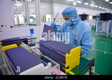 Xian, Chine. 25th mars 2022. (220326) -- XI'AN, le 26 mars 2022 (Xinhua) -- Un membre du personnel travaille dans une usine de cellules solaires monocristallines de Longi Green Energy Technology Co., Ltd. À Xi'an, dans la province de Shaanxi, dans le nord-ouest de la Chine, le 25 mars 2022. Longi Green Energy Technology Co., Ltd., une société de photovoltaïque leader dans la province de Shaanxi, dans le nord-ouest de la Chine, a augmenté son investissement en R&D pour améliorer la production intelligente et le stockage des matériaux tout en maintenant une production stable dans le cadre de mesures strictes de prévention et de contrôle COVID-19. L'usine de cellules solaires monocristallines de silicium de la société à Xi'an produ Banque D'Images