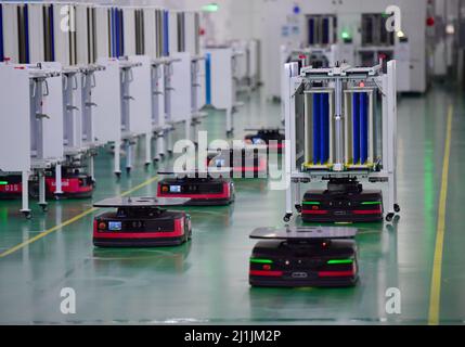 Xian, Chine. 25th mars 2022. (220326) -- XI'AN, le 26 mars 2022 (Xinhua) -- des robots intelligents travaillent dans une usine de cellules solaires monocristallines de Longi Green Energy Technology Co., Ltd. À Xi'an, dans la province de Shaanxi, dans le nord-ouest de la Chine, le 25 mars 2022. Longi Green Energy Technology Co., Ltd., une société de photovoltaïque leader dans la province de Shaanxi, dans le nord-ouest de la Chine, a augmenté son investissement en R&D pour améliorer la production intelligente et le stockage des matériaux tout en maintenant une production stable dans le cadre de mesures strictes de prévention et de contrôle COVID-19. L'usine de cellules solaires monocristallines de la société à Xi'an a produit Banque D'Images