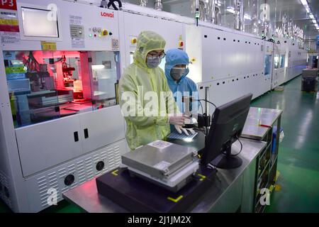 Xian, Chine. 25th mars 2022. (220326) -- XI'AN, le 26 mars 2022 (Xinhua) -- les membres du personnel vérifient les gaufrettes dans une usine de cellules solaires au silicium monocristallin de Longi Green Energy Technology Co., Ltd. À Xi'an, dans la province de Shaanxi, dans le nord-ouest de la Chine, le 25 mars 2022. Longi Green Energy Technology Co., Ltd., une société de photovoltaïque leader dans la province de Shaanxi, dans le nord-ouest de la Chine, a augmenté son investissement en R&D pour améliorer la production intelligente et le stockage des matériaux tout en maintenant une production stable dans le cadre de mesures strictes de prévention et de contrôle COVID-19. L'usine de cellules solaires de silicium monocristallin de la société dans Banque D'Images