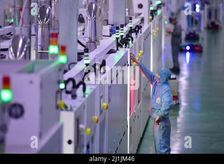 Xian, Chine. 25th mars 2022. (220326) -- XI'AN, le 26 mars 2022 (Xinhua) -- des membres du personnel travaillent dans une usine de cellules solaires monocristallines de Longi Green Energy Technology Co., Ltd. À Xi'an, dans la province de Shaanxi, dans le nord-ouest de la Chine, le 25 mars 2022. Longi Green Energy Technology Co., Ltd., une société de photovoltaïque leader dans la province de Shaanxi, dans le nord-ouest de la Chine, a augmenté son investissement en R&D pour améliorer la production intelligente et le stockage des matériaux tout en maintenant une production stable dans le cadre de mesures strictes de prévention et de contrôle COVID-19. L'usine de production de cellules solaires monocristallines de silicium de la société à Xi'an Banque D'Images