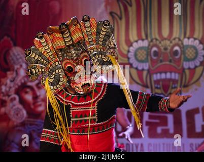 Colombo, Sri Lanka. 25th mars 2022. Des danseurs se produisent lors d'un spectacle de danse culturelle pour promouvoir le tourisme à Colombo, Sri Lanka, le 25 mars 2022. Crédit: Ajith Perera/Xinhua/Alamy Live News Banque D'Images