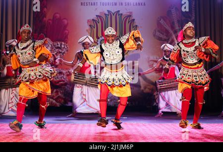 Colombo, Sri Lanka. 25th mars 2022. Des danseurs se produisent lors d'un spectacle de danse culturelle pour promouvoir le tourisme à Colombo, Sri Lanka, le 25 mars 2022. Crédit: Ajith Perera/Xinhua/Alamy Live News Banque D'Images