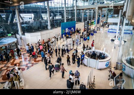 Les touristes se rendent dans la zone de pré-quarantaine « Test and Go » du hall des arrivées de l'aéroport international de Suvarnabhumi (BKK) avant d'être emmenés à leur hôtel réservé pour attendre les résultats des tests PCR. Le tourisme international reprend lentement en Thaïlande car le gouvernement thaïlandais élimine l'exigence d'un test PCR avant l'arrivée pour entrer dans le pays. Ce changement vient des appels à la suppression complète du programme « Test and Go », qui permet actuellement aux touristes internationaux entièrement vaccinés de visiter la Thaïlande dans le cadre du programme « Thailand Pass » sans quarantaine. Banque D'Images