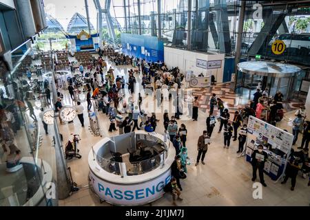 Les touristes se rendent dans la zone de pré-quarantaine « Test and Go » du hall des arrivées de l'aéroport international de Suvarnabhumi (BKK) avant d'être emmenés à leur hôtel réservé pour attendre les résultats des tests PCR. Le tourisme international reprend lentement en Thaïlande car le gouvernement thaïlandais élimine l'exigence d'un test PCR avant l'arrivée pour entrer dans le pays. Ce changement vient des appels à la suppression complète du programme « Test and Go », qui permet actuellement aux touristes internationaux entièrement vaccinés de visiter la Thaïlande dans le cadre du programme « Thailand Pass » sans quarantaine. Banque D'Images