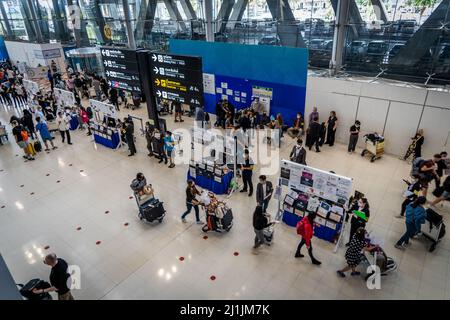 Les touristes se rendent dans la zone de pré-quarantaine « Test and Go » du hall des arrivées de l'aéroport international de Suvarnabhumi (BKK) avant d'être emmenés à leur hôtel réservé pour attendre les résultats des tests PCR. Le tourisme international reprend lentement en Thaïlande car le gouvernement thaïlandais élimine l'exigence d'un test PCR avant l'arrivée pour entrer dans le pays. Ce changement vient des appels à la suppression complète du programme « Test and Go », qui permet actuellement aux touristes internationaux entièrement vaccinés de visiter la Thaïlande dans le cadre du programme « Thailand Pass » sans quarantaine. Banque D'Images