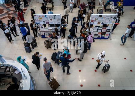 Les touristes, les travailleurs de l'hôtel et le personnel médical passent en revue la zone de pré-quarantaine « Test and Go » du hall des arrivées de l'aéroport international de Suvarnabhumi (BKK) avant d'être conduit à leur hôtel réservé pour attendre les résultats des tests PCR. Le tourisme international reprend lentement en Thaïlande car le gouvernement thaïlandais élimine l'exigence d'un test PCR avant l'arrivée pour entrer dans le pays. Ce changement vient des appels à la suppression complète du programme « Test and Go », qui permet actuellement aux touristes internationaux entièrement vaccinés de visiter la Thaïlande dans le cadre du programme « Thailand Pass » sans quarantaine. Banque D'Images