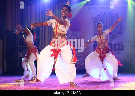 Colombo, Sri Lanka. 25th mars 2022. Des danseurs se produisent lors d'un spectacle de danse culturelle pour promouvoir le tourisme à Colombo, Sri Lanka, le 25 mars 2022. Crédit: Ajith Perera/Xinhua/Alamy Live News Banque D'Images