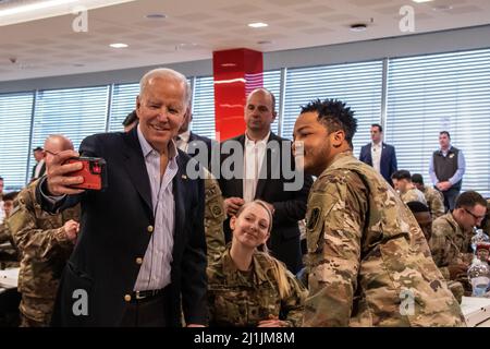 Jasionka, Pologne. 25th mars 2022. Joe Biden, président des États-Unis, prend des selfies en visitant des parachutistes avec la division aéroportée 82nd déployée avec l'OTAN près de la frontière avec l'Ukraine, le 25 mars 2022 à Jasionka, en Pologne. Crédit : Sgt. Gerald Holman/États-Unis Armée/Alamy Live News Banque D'Images