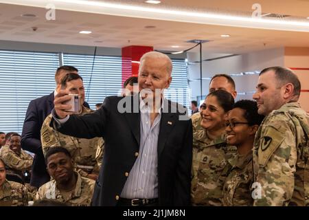 Jasionka, Pologne. 25th mars 2022. Joe Biden, président des États-Unis, prend des selfies en visitant des parachutistes avec la division aéroportée 82nd déployée avec l'OTAN près de la frontière avec l'Ukraine, le 25 mars 2022 à Jasionka, en Pologne. Crédit : Sgt. Gerald Holman/États-Unis Armée/Alamy Live News Banque D'Images