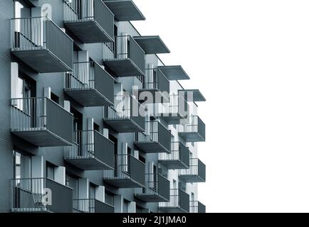 Bâtiment résidentiel moderne avec balcons isolés sur fond blanc au texte publicitaire Banque D'Images