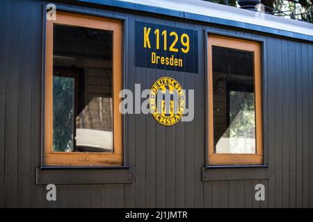 Sceau de la Deutsche Reichsbahn (société historique d'exploitation ferroviaire allemande) sur un wagon étroit appelé Dresde Banque D'Images