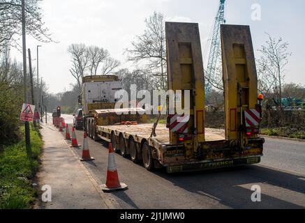 Harefield, Buckinghamshire, Royaume-Uni. 25th mars 2022. Un énorme camion de transport HS2 hors du complexe HS2 à Harefield. Les habitants sont très mécontents du nombre de HS2 qui utilisent les routes locales et qui causent des pothols. Crédit : Maureen McLean/Alay Banque D'Images