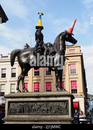 Statue du duc de Wellington aux couleurs d'Ukrane sur le cône de circulation , à la Galerie d'art moderne, Glasgow, Écosse, Royaume-Uni, mars 2022 Banque D'Images