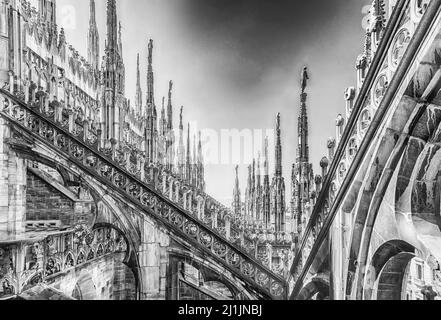 Détail de marbre spiers et statues sur le toit de la cathédrale gothique de Milan, Italie Banque D'Images
