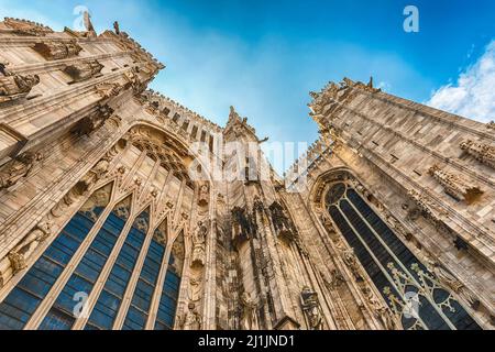 Détail de marbre spiers et statues sur le toit de la cathédrale gothique de Milan, Italie Banque D'Images