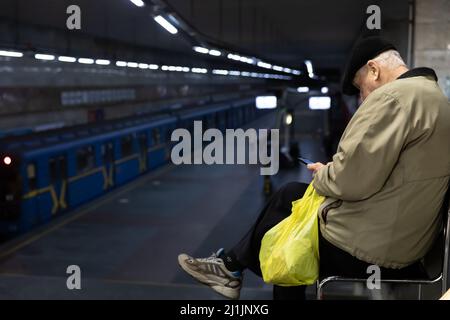 Kiev, Ukraine. 25th mars 2022. Un homme a vu regarder son smartphone à la station de métro. Les habitants de Kiev ont été installés dans des sous-sols, des bunkers et des stations de métro qui servent d'abri à des milliers de personnes lors d'attaques à la roquette et à la bombe depuis que la Russie a commencé à envahir l'Ukraine le 24 février 2022. (Photo de Mykhaylo Palinchak/SOPA Images/Sipa USA) crédit: SIPA USA/Alay Live News Banque D'Images