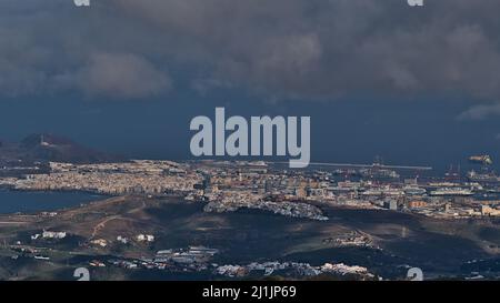 Vue panoramique aérienne de la ville Las Palmas de Gran Canaria, capitale de la province de Las Palmas, Espagne, située sur la côte atlantique par temps nuageux. Banque D'Images