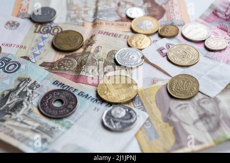 La variété de billets de banque et de pièces de différents pays comme l'euro, la livre, l'argent des émirats, le billet de banque de chypre et d'autres représentent international Banque D'Images
