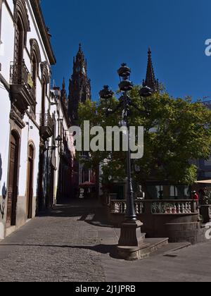 Vue sur le centre historique de la ville d'Arucas, nord de la Grande Canarie, Espagne avec la célèbre église de San Juan Bautista et les anciens bâtiments le jour ensoleillé. Banque D'Images