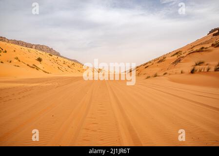 Paysage de roche et de sable au col de Tifoujar, Mauritanie Banque D'Images