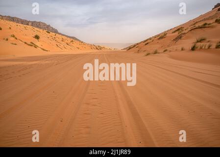 Paysage de roche et de sable au col de Tifoujar, Mauritanie Banque D'Images