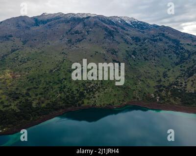 Vue aérienne du dessus par drone du lac de Kournas sur l'île de Crète. Grèce. Banque D'Images