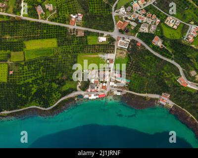 Vue aérienne du dessus par drone du lac de Kournas sur l'île de Crète. Grèce. Banque D'Images