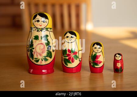 Ensemble de poupées russes traditionnelles de babushka en bois - matrioshka. Poupée empilable ou nichée typique de la Russie. Matrioshka concept de cerveau. Banque D'Images