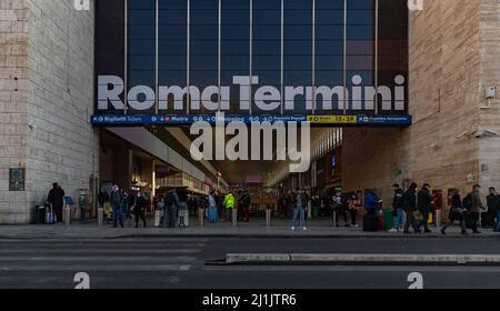 Une photo de l'entrée latérale de la gare Roma Termini et du centre de transport. Banque D'Images