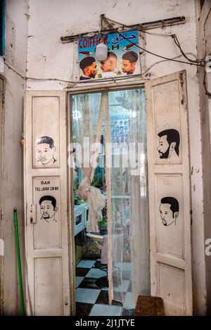 Entrée à un barbershop à Nouakchott, Mauritanie Banque D'Images