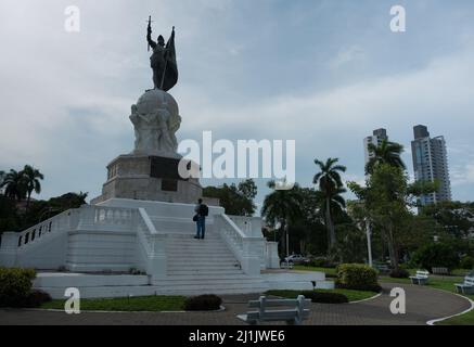 Une photo de la statue de Vasco de Balboa à Panama. Dans un parc le long de l'océan Pacifique. Banque D'Images