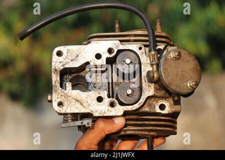 Culasse de moteur diesel avec entrées de carburant et ailettes pour le refroidissement de la culasse de moteur diesel en aluminium démontée Banque D'Images