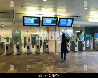 Saint-Maur-Créteil, France, femme à l'intérieur des banlieues de Paris métro RER Gare SNCF tourniquets d'entrée Banque D'Images