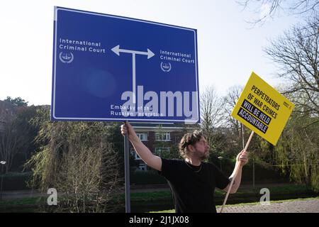 Ambassade de Russie, Andries Bickerweg. La Haye, pays-Bas. Jeudi 25th mars 2022. Action d’Amnesty International en dehors de l’ambassade de Russie Banque D'Images