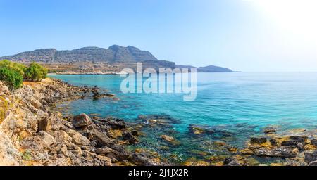 Agia Agathi Baie fermée près de Golden Sand Beach. Bon endroit pour faire de la plongée avec tuba et de la plongée. Vacances sur les îles de Grèce en mer Egée et Méditerranée. Chara Banque D'Images