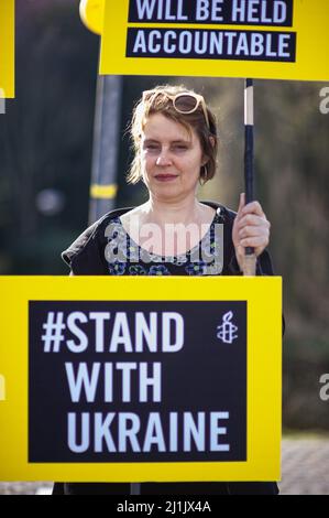 Ambassade de Russie, Andries Bickerweg. La Haye, pays-Bas. Jeudi 25th mars 2022. Action d’Amnesty International en dehors de l’ambassade de Russie Banque D'Images