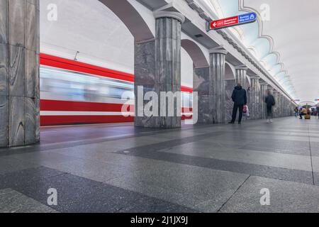 Saint-Pétersbourg, Russie - 05 octobre 2021 : intérieur de la station de métro. Banque D'Images