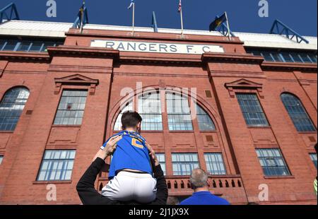 Les fans arrivent avant le match du 150th anniversaire au stade Ibrox, à Glasgow. Date de la photo: Samedi 26 mars 2022. Banque D'Images