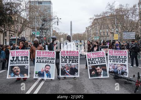 Les manifestants tiennent des panneaux exprimant leur opinion au cours de la manifestation. Les gens sont descendus dans les rues de Barcelone pour protester contre le fascisme et le racisme. Banque D'Images