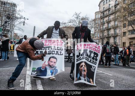 Les manifestants tiennent des panneaux exprimant leur opinion au cours de la manifestation. Les gens sont descendus dans les rues de Barcelone pour protester contre le fascisme et le racisme. Banque D'Images