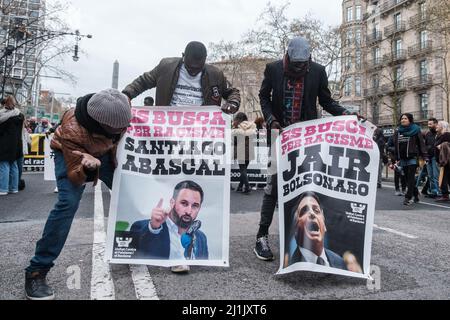 Les manifestants tiennent des panneaux exprimant leur opinion au cours de la manifestation. Les gens sont descendus dans les rues de Barcelone pour protester contre le fascisme et le racisme. Banque D'Images