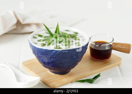 Es cendol ou Dawet est un dessert traditionnel indonésien glacé à base de farine de riz, de sucre de palme, de lait de noix de coco et de feuilles de Pandanus servies en verre. Populaire du Banque D'Images