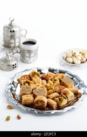 Mélangez le plat de Baklava ou le Baklawa est des sucreries traditionnelles arabes et turques avec du Pistachio. Servi avec du café turc, Selected Focus Banque D'Images