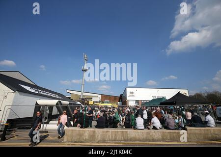 Les fans arrivant à la zone de fans de Vale Park avant le match de la Sky Bet League Two à Vale Park, Stoke-on-Trent. Date de la photo: Samedi 26 mars 2022. Banque D'Images