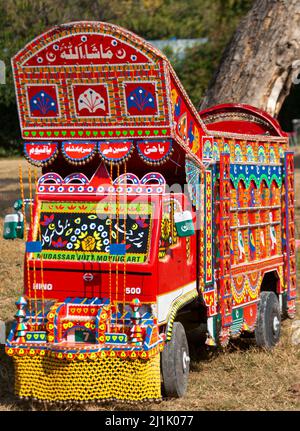 6 décembre 2021, Islamabad, Pakistan : Islamabad, Pakistan 26 décembre, 2021 - la décoration de camion magnifiquement décorée est en cours de préparation dans la province du Punjab du Pakistan..Truck art est un art rare du Pakistan qui est internationalement célèbre. Tous les yeux sont tournés vers ces camions colorés qui se déplacent sur les routes pakistanaises. Offrant des motifs de peinture étonnants, ces camions vous ont donné l'exemple dans la beauté. Quelque part délicat et très belles fleurs, quelque part si belles images qui admirent les spectateurs. C'est pourquoi les médias mondiaux apprécient l'art du camion ? Ce camion d'art du Pakistan a non seulement sa propre fille Banque D'Images